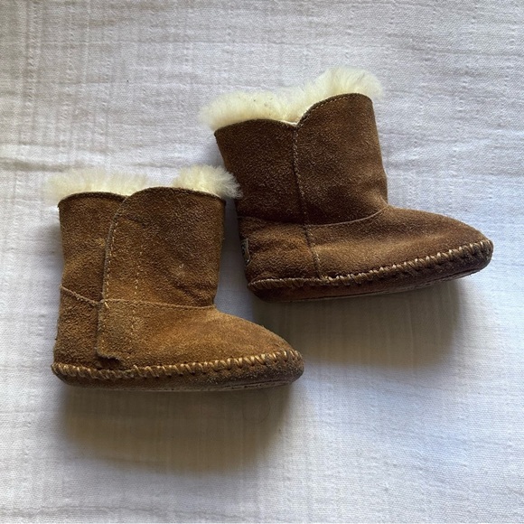 UGG Chestnut Sheepskin Lined Suede Baby Booties Size 2/3 Baby - Picture 3 of 12
